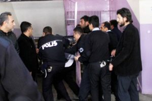 Okulda kavgaya yaka pa&ccedil;a g&ouml;zaltı