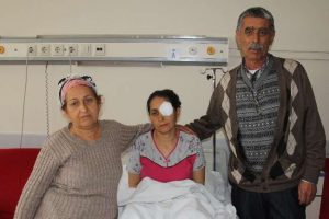 Korsan g&ouml;steri gen&ccedil; kadını g&ouml;z&uuml;nden etti