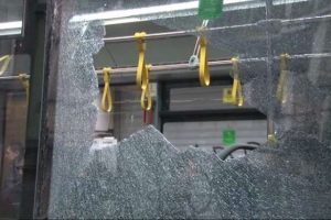 Polise taşlı saldırı