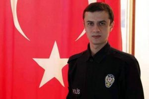 Vali: Bulunduğu ara&ccedil; yoğun taş yağmuru altında kalmış