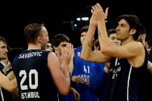 Anadolu Efes, tarihi ma&ccedil;ta galibiyet istiyor