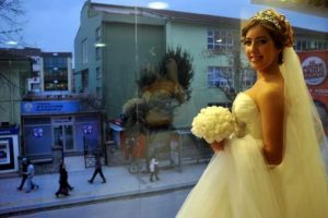 Mankenleri vitrine &ccedil;ıkartıp...