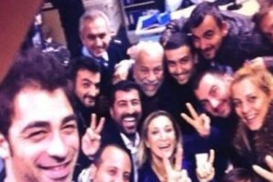 K&uuml;&ccedil;&uuml;k Ağa dizisinden zafer selfie'si