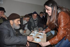 &Uuml;niversitelilerden huzurevi sakinleriyle kahve molası