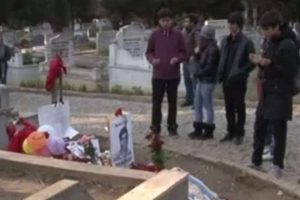Arkdaşları Berkin'i mezarı başında andı