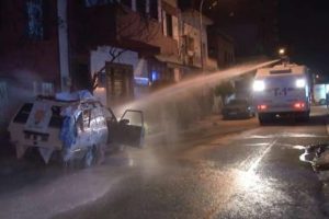 Yakılan AK Parti aracını TOMA s&ouml;nd&uuml;rd&uuml;