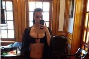 Kim Kardahian bikinisiyle poz verdi