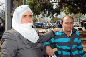 Annesinin b&ouml;breği yaşama bağladı