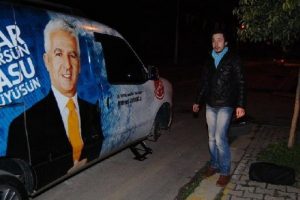 Ak Parti ara&ccedil;larının lastikleri kesildi