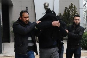 100 kiloluk kasayı bah&ccedil;ede par&ccedil;aladılar