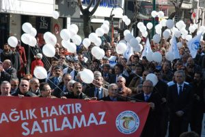 Bursa'da hekimler sağlık hakkı i&ccedil;in y&uuml;r&uuml;d&uuml;