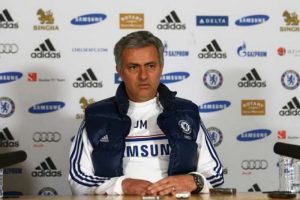 Mourinho tepkisini g&uuml;lerek verdi