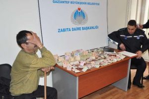 Suriyeli dilencinin &uuml;st&uuml;nden &ccedil;ıktı