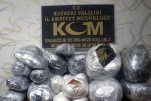 Otomobil i&ccedil;erisindeki spor &ccedil;antadan 79 kilo esrar &ccedil;ıktı
