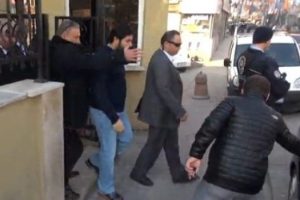 Reza Zarrab karakol &ouml;n&uuml;nde para dağıttı