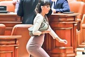 Romanya'nın 'en seksi' vekili