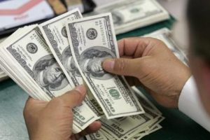 Ruslar bankalardaki paralarını &ccedil;ekiyorlar