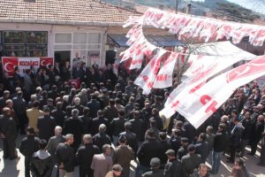 Kara lastik ayakkabı ile &ccedil;ıktım aranızdan...