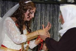Aşiret d&uuml;ğ&uuml;n&uuml;nde kilolarca altın takıldı