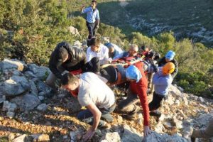 R&uuml;zgara kapılan paraş&uuml;t&ccedil;&uuml; kayalıklara &ccedil;akıldı