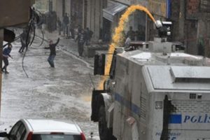 Polisten ilgin&ccedil; gaz bombası anonsu