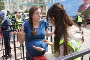 Meraklı turistler polisi alarma ge&ccedil;irdi