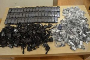 Havalimanında ka&ccedil;ak cep telefonu operasyonu
