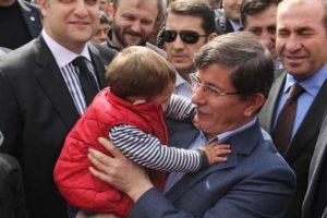 Balıklara yem attı &ccedil;ocuk uyuttu