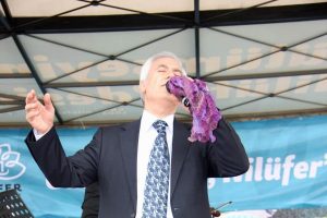 Belediye Başkanı şarkı s&ouml;yledi, dinleyenler kendinden ge&ccedil;ti