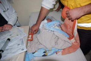 3 g&uuml;nl&uuml;k bebek sokağa terk edildi