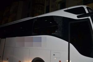 Tekden Denizlispor'a taşlı saldırı