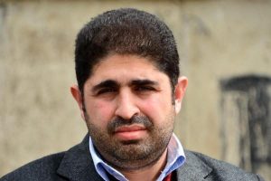 Kavgayı ayırmak isteyen &ouml;ğretmene saldırdılar