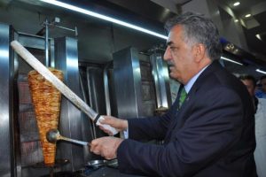 Yazıcı d&ouml;ner kesti, telefonla doğum g&uuml;n&uuml; kutladı