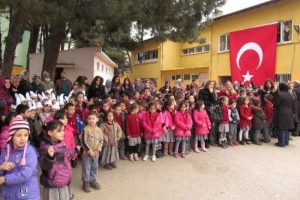Depremler okulları tatil ettirdi