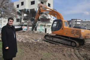 Osmangazi Belediyesi yıkarak ulaşıma nefes aldırıyor