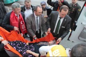 Oğlunun madalyasını alan şehit annesi bayıldı