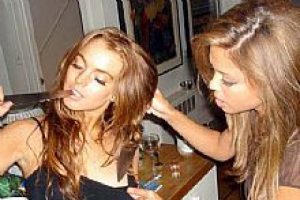 Porno yıldızları ev bastı!