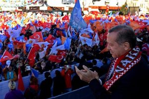 Sen hoca mısın istihbarat şefi misin?
