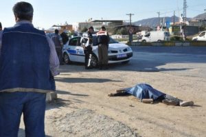 Motosiklet s&uuml;r&uuml;c&uuml;s&uuml; olay yerinde hayatını kaybetti