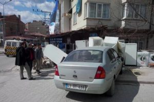 Kaldırıma &ccedil;ıkan otomobil &ouml;ğrencilere &ccedil;arptı