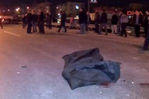 Feci kaza! Ara&ccedil;tan metrelerce uzağa fırladı!