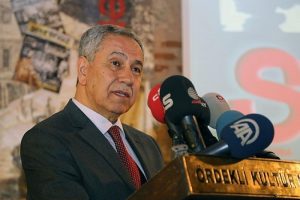 Siyaset&ccedil;i, siyaset&ccedil;inin dostu olmalı