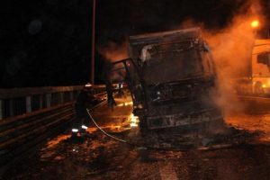 Motoru alev alan kamyon alev alev yandı