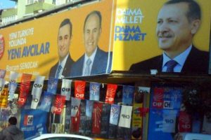 İki kardeş farklı siyasi g&ouml;r&uuml;şe sahip olunca...