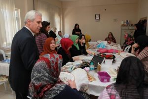 Bozbey, Demirci'de lokma dağıttı