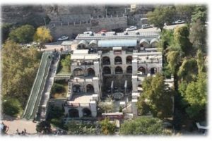 Tophane Yokuşu'na y&uuml;r&uuml;yen merdiven