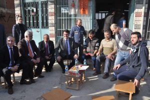 D&uuml;ndar'a pankartlı baklavalı karşılama