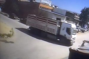 K&ouml;pekten ka&ccedil;an &ccedil;ocuk kamyonun altında kaldı