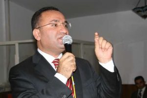 "Anayasa'ya da i&ccedil;t&uuml;z&uuml;ğe de aykırıdır"