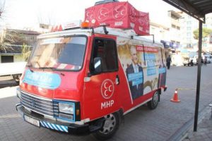 MHP se&ccedil;im minib&uuml;s&uuml; şof&ouml;r&uuml;ne bı&ccedil;aklı saldırı
